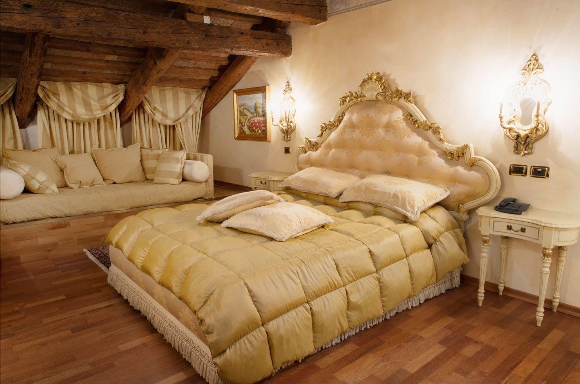 The Foscarini 4*